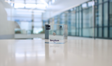 Clear acrylic cube encasing a Beryllium ampule with its atomic number 4. Ideal for display in educational settings, scientific collections, or as a decorative piece.