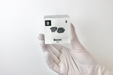 Clear acrylic cube encasing a Boron ampule with its atomic number 5. Ideal for display in educational settings, scientific collections, or as a decorative piece.