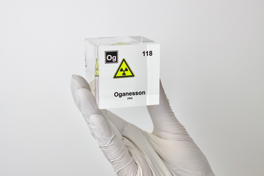 Clear acrylic cube displaying an Oganesson element (Atomic Number 118) embedded within, offering a scientific presentation for collectors and science enthusiasts.