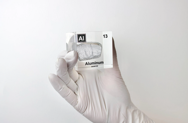 Clear acrylic cube displaying an Aluminum ampule with its atomic number 13. Perfect for educational settings, scientific collections, or as a unique decorative piece.