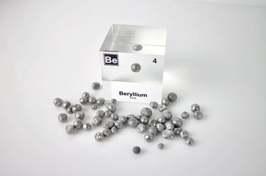 Clear acrylic cube encasing a Beryllium ampule with its atomic number 4. Ideal for display in educational settings, scientific collections, or as a decorative piece.