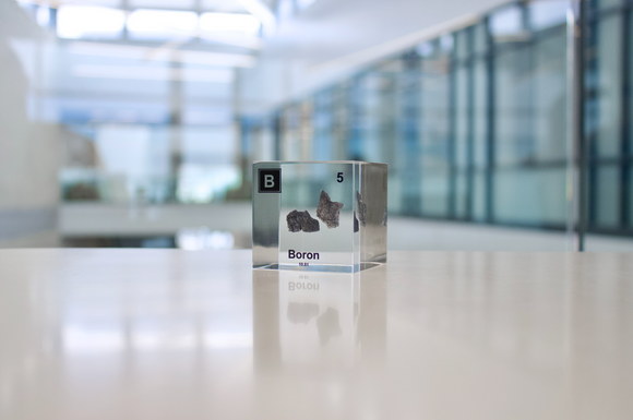 Clear acrylic cube encasing a Boron ampule with its atomic number 5. Ideal for display in educational settings, scientific collections, or as a decorative piece.