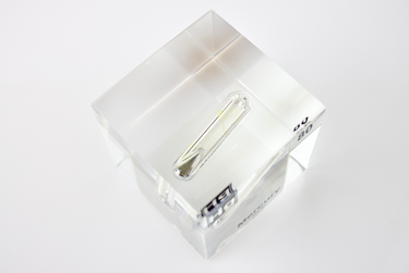 Clear acrylic cube displaying a Mercury element (Atomic Number 80) embedded within, offering a scientific presentation for collectors and science enthusiasts.