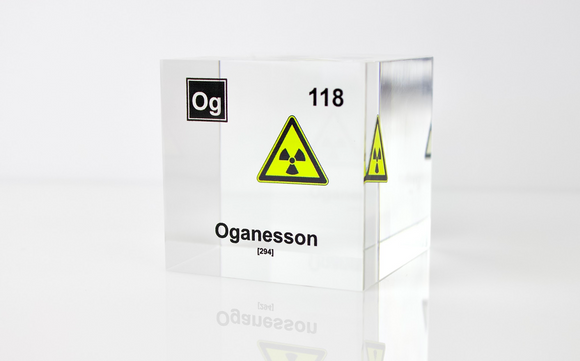 Clear acrylic cube displaying an Oganesson element (Atomic Number 118) embedded within, offering a scientific presentation for collectors and science enthusiasts.