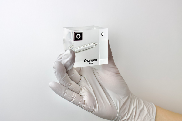 Clear acrylic cube encasing an Oxygen ampule with its atomic number 8. Ideal for display in educational settings, scientific collections, or as a decorative piece.