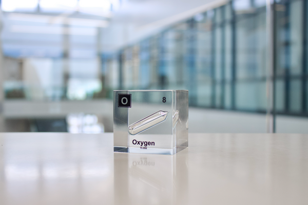 Clear acrylic cube encasing an Oxygen ampule with its atomic number 8. Ideal for display in educational settings, scientific collections, or as a decorative piece.