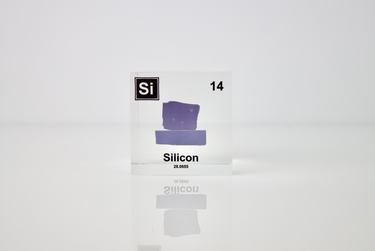 Clear acrylic cube showcasing a Silicon ampule with its atomic number 14. Ideal for use in classrooms, scientific collections, or as a distinctive display piece.