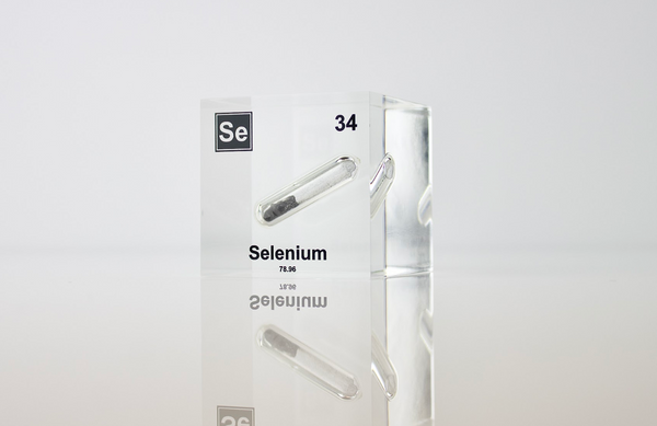 Clear acrylic cube encasing a Selenium ampule with its atomic number 34. Ideal for display in educational settings, scientific collections, or as a decorative piece.