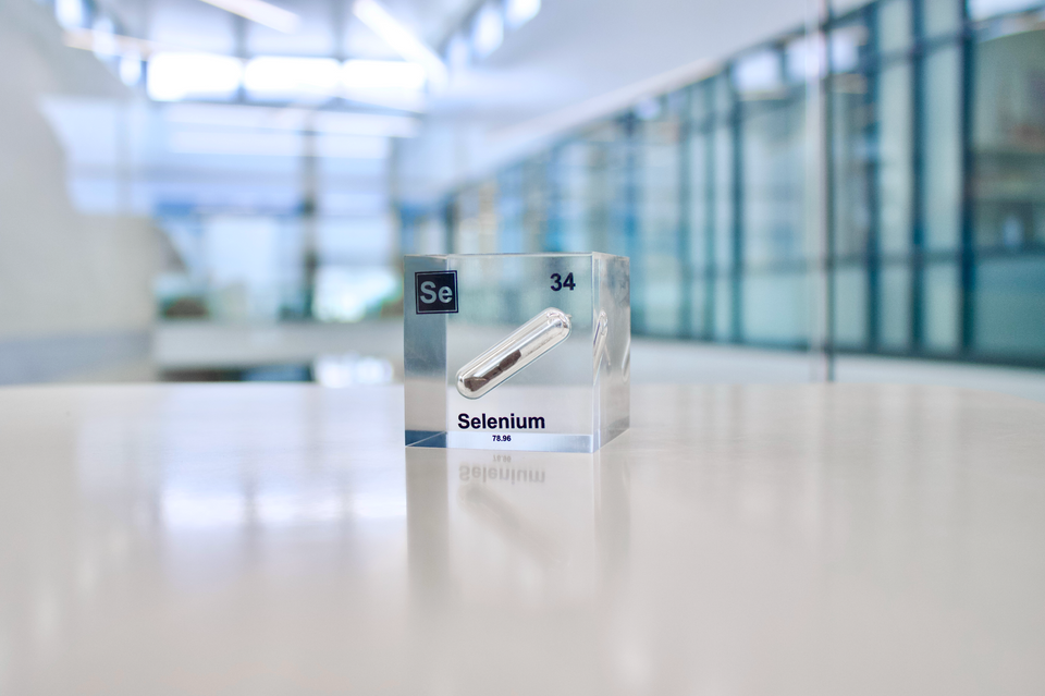 Selenium Cube Selenium Element Cube – Engineered Labs