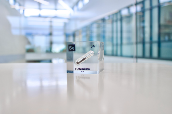 Clear acrylic cube encasing a Selenium ampule with its atomic number 34. Ideal for display in educational settings, scientific collections, or as a decorative piece.