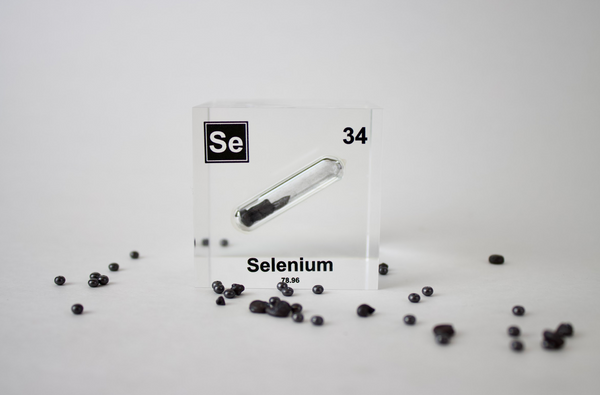 Clear acrylic cube encasing a Selenium ampule with its atomic number 34. Ideal for display in educational settings, scientific collections, or as a decorative piece.