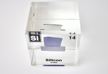 Clear acrylic cube showcasing a Silicon ampule with its atomic number 14. Ideal for use in classrooms, scientific collections, or as a distinctive display piece.