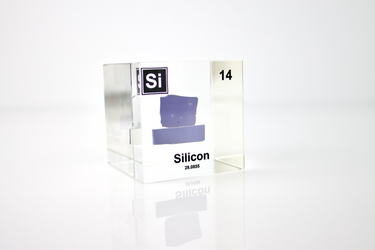 Clear acrylic cube showcasing a Silicon ampule with its atomic number 14. Ideal for use in classrooms, scientific collections, or as a distinctive display piece.