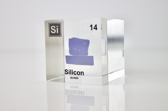 Clear acrylic cube showcasing a Silicon ampule with its atomic number 14. Ideal for use in classrooms, scientific collections, or as a distinctive display piece.