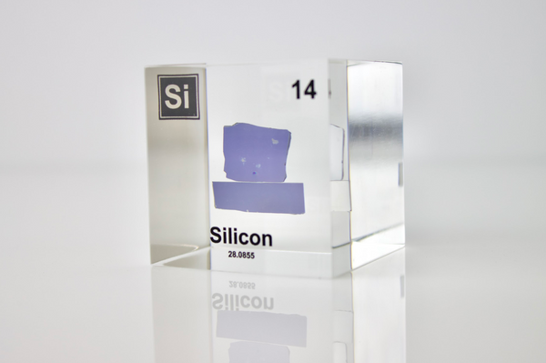 Clear acrylic cube showcasing a Silicon ampule with its atomic number 14. Ideal for use in classrooms, scientific collections, or as a distinctive display piece.