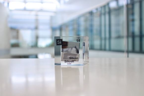 Clear acrylic cube showcasing a Silicon ampule with its atomic number 14. Ideal for use in classrooms, scientific collections, or as a distinctive display piece.