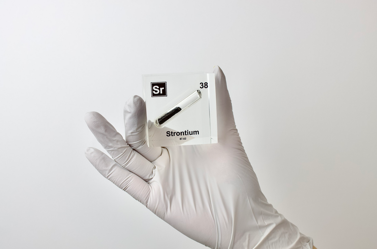 Strontium Element Cube – Engineered Labs